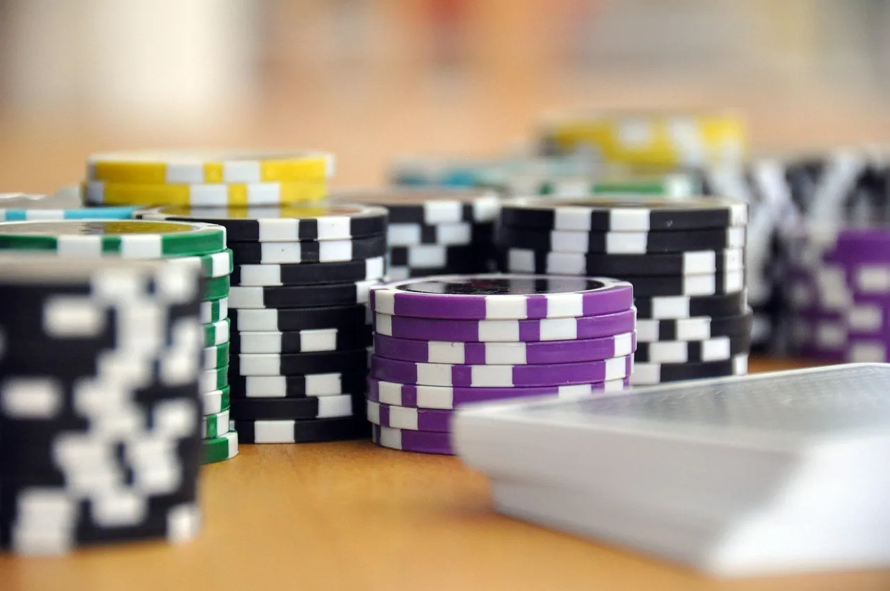Mesa de blackjack profesional en casino online confiable